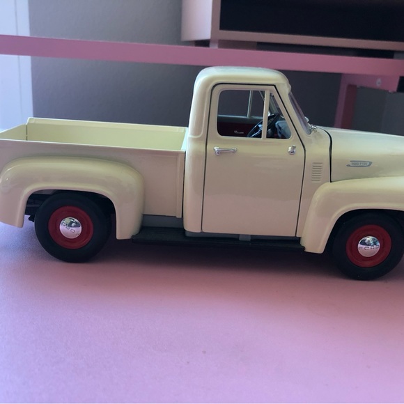 Used Road Tough 1953 Ford f100 1/18 Scale missing mirrors - Picture 3 of 6